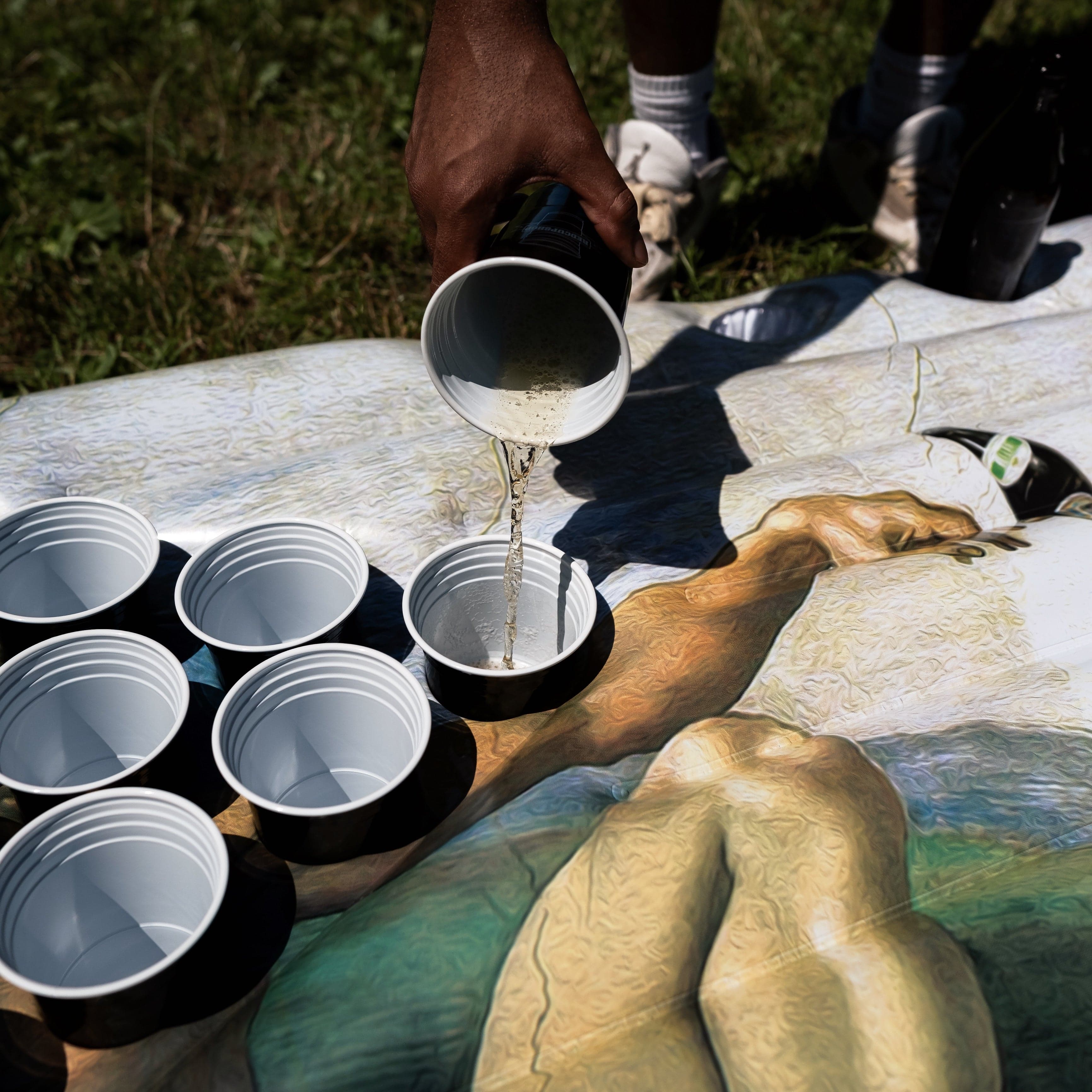 RedCupShop XXL Beer Pong Luftmatratze Set mit 25 Bechern und 4 Bällen 
